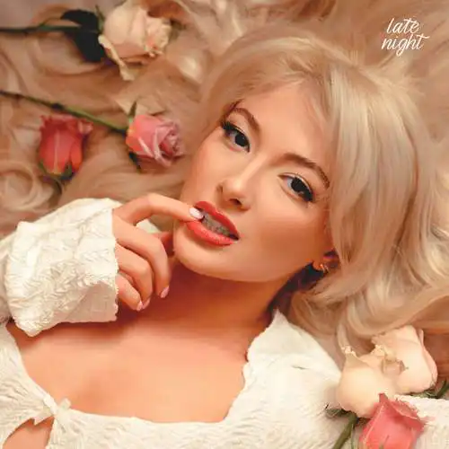 دنیا لیت نایت